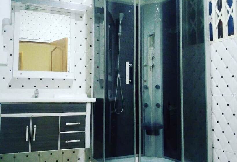 פנסיון Accra Royal