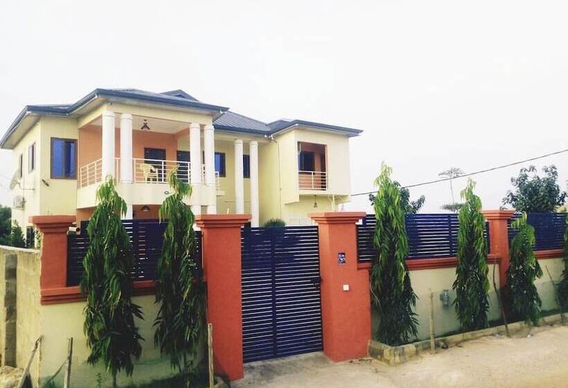 פנסיון Accra Royal