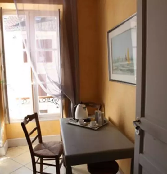 ベッドアンドブレックファースト Chambres D'hôtes La Closerie Des Trois Marottes