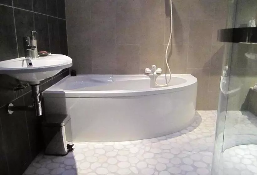 ベッドアンドブレックファースト Chambres D'hôtes La Closerie Des Trois Marottes
