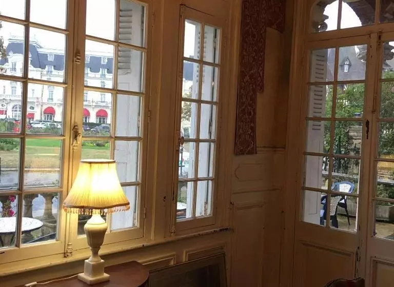 تختخواب و صبحانه La Villa L Argentine