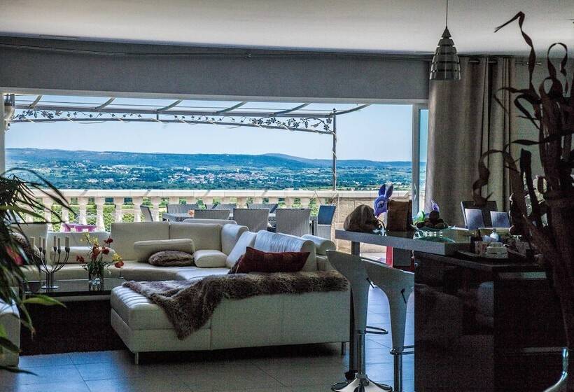 צימר Chateau De Valloubiere