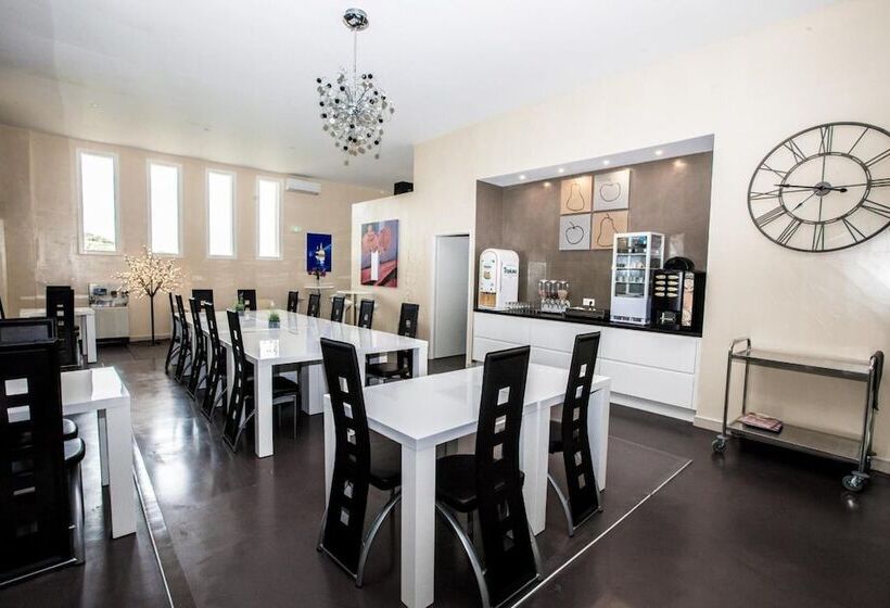 צימר Chateau De Valloubiere