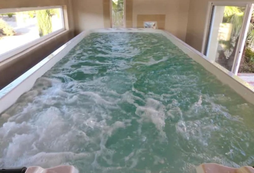 צימר Chateau De Valloubiere