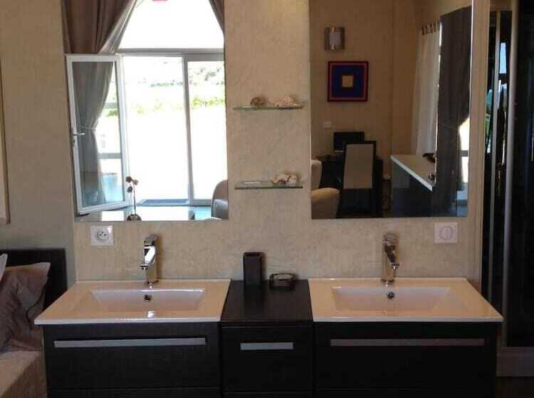 צימר Chateau De Valloubiere