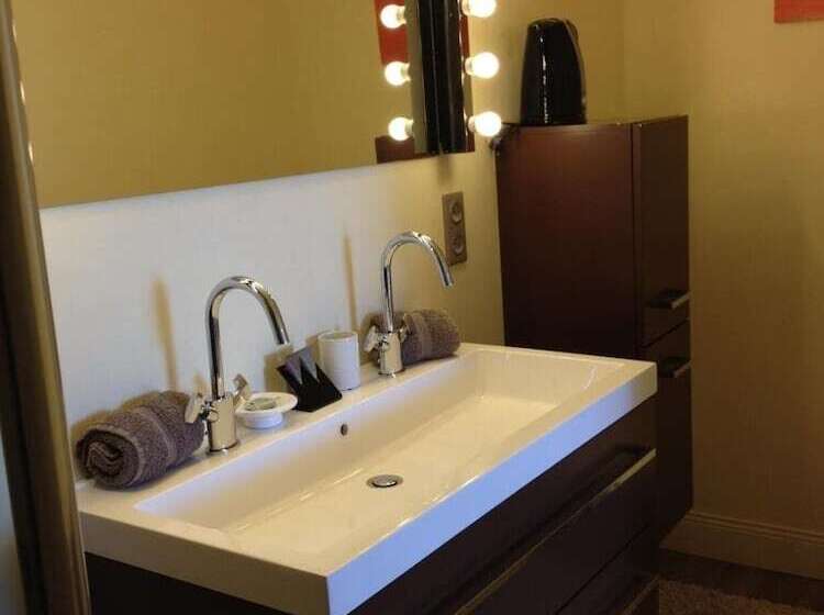 צימר Chateau De Valloubiere