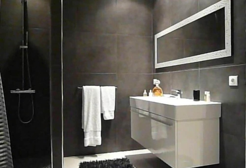 צימר Chateau De Valloubiere