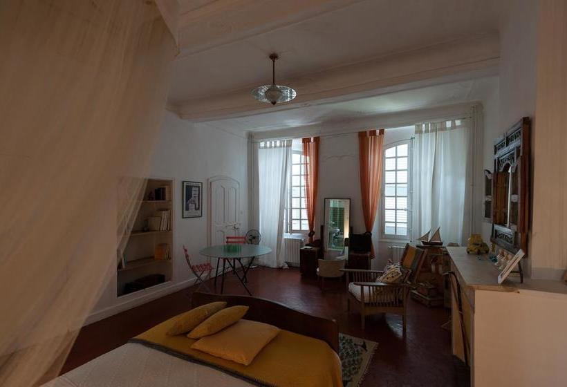 تختخواب و صبحانه L Enclos