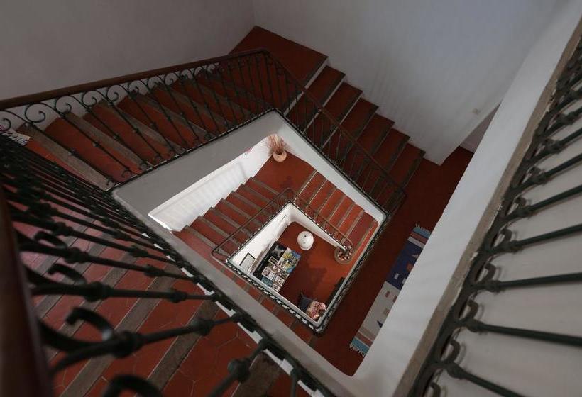 تختخواب و صبحانه L Enclos