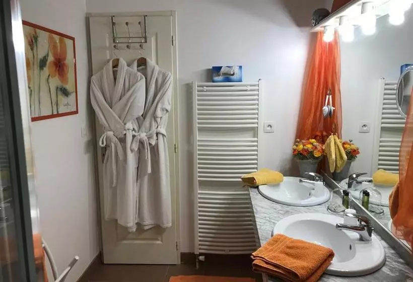 تختخواب و صبحانه L'orangerie