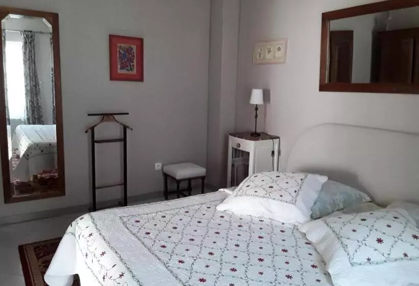 تختخواب و صبحانه La Belvinière Chambres Et Table D Hôtes