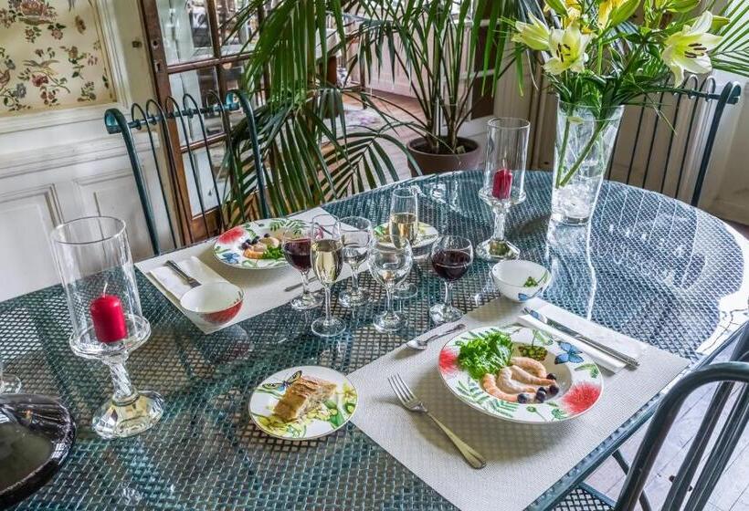 Bed and Breakfast La Maison Rouge Brocéliande