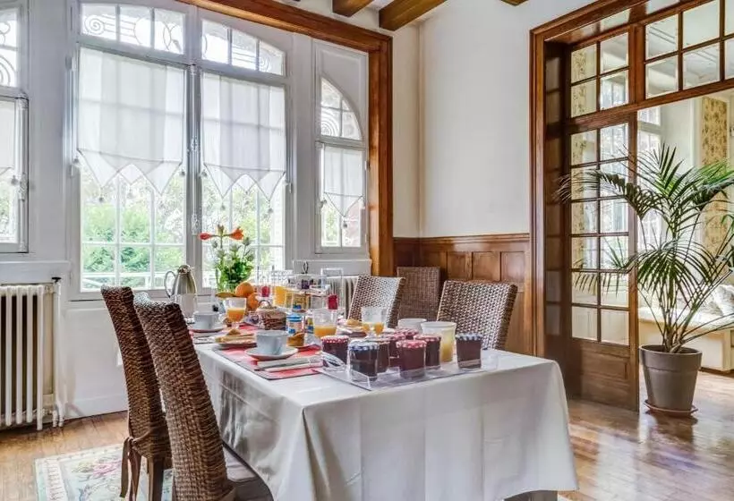 ベッドアンドブレックファースト La Maison Rouge Brocéliande