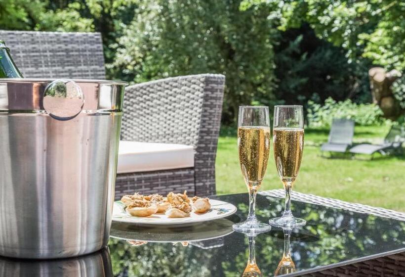 Bed and Breakfast La Maison Rouge Brocéliande