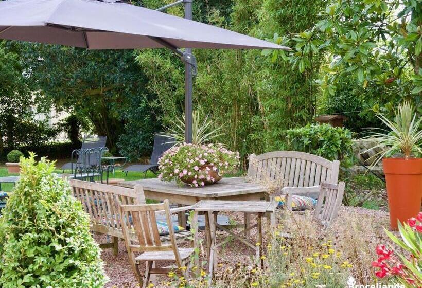 Bed and Breakfast La Maison Rouge Brocéliande