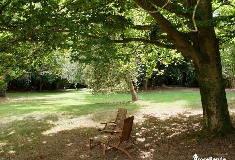 Bed and Breakfast La Maison Rouge Brocéliande