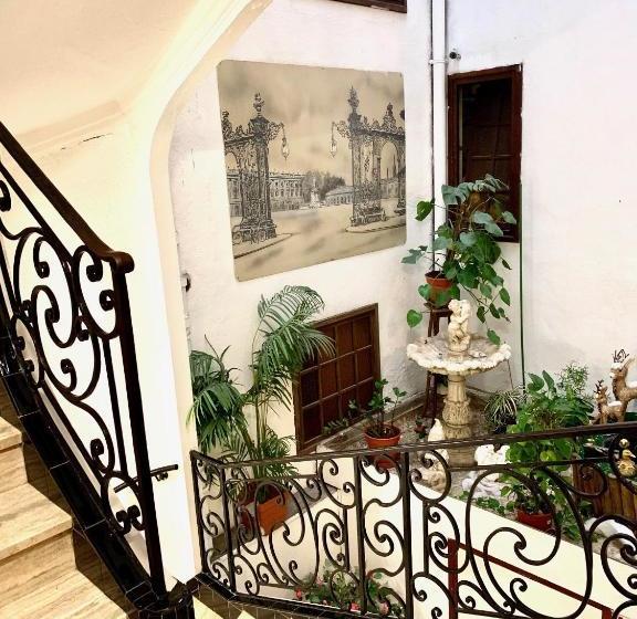 فندق De L'academie