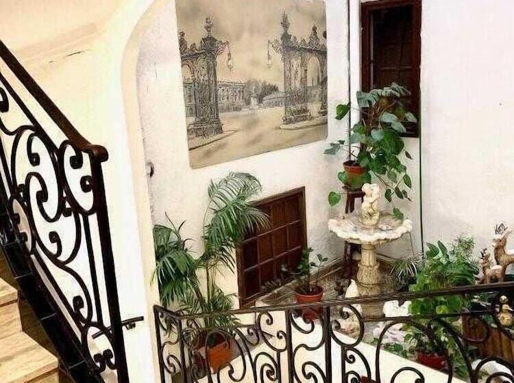 فندق De L'academie