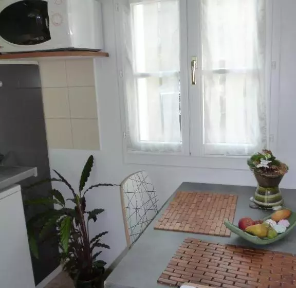هتل Hôtel Picardia
