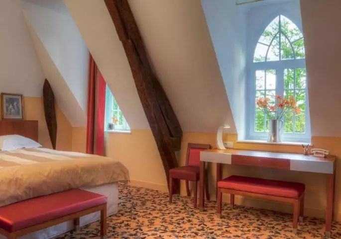 هتل Manoir De Contres