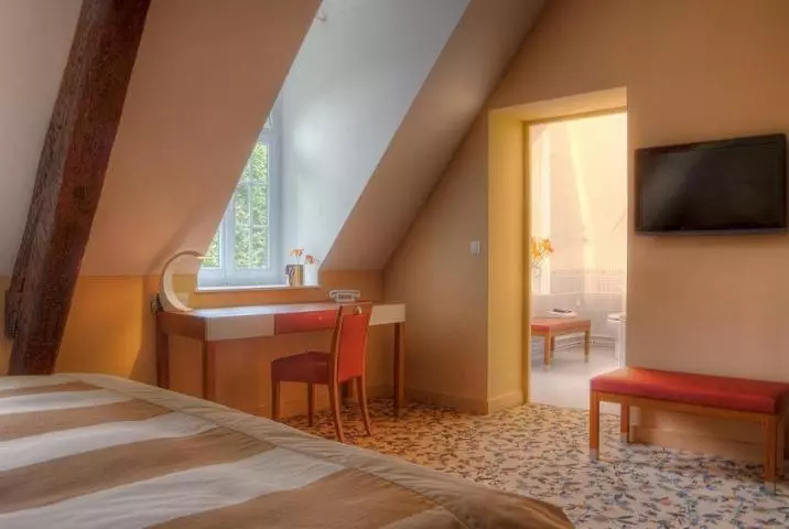 هتل Manoir De Contres