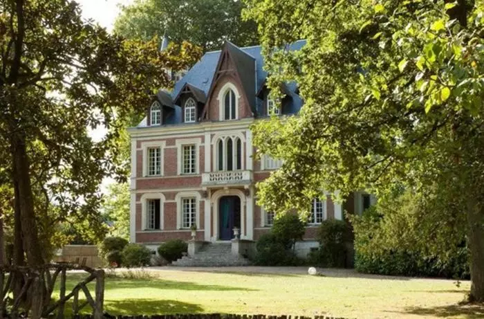 هتل Manoir De Contres