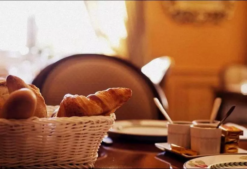 هتل Manoir De Contres