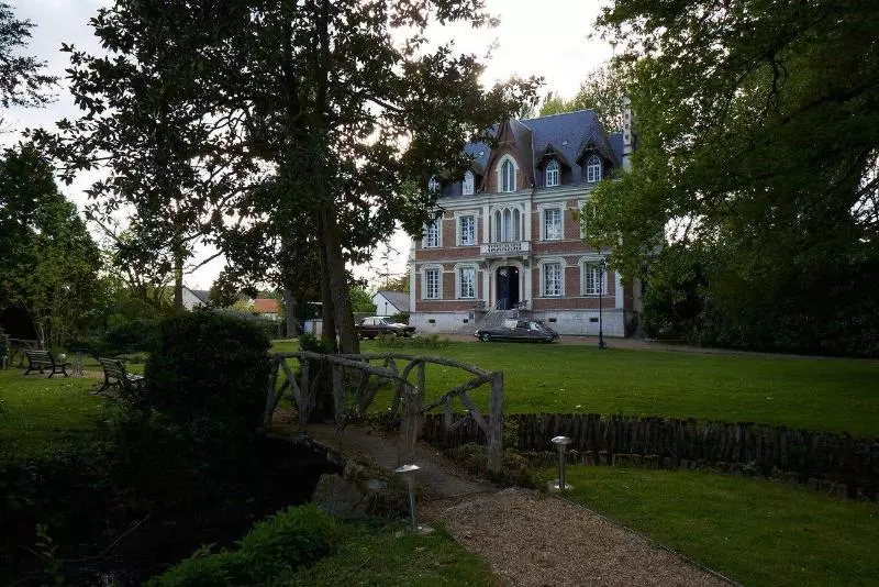 هتل Manoir De Contres