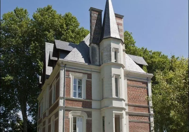 هتل Manoir De Contres