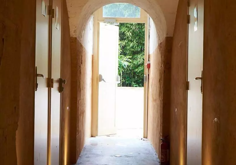 هتل Manoir De Contres