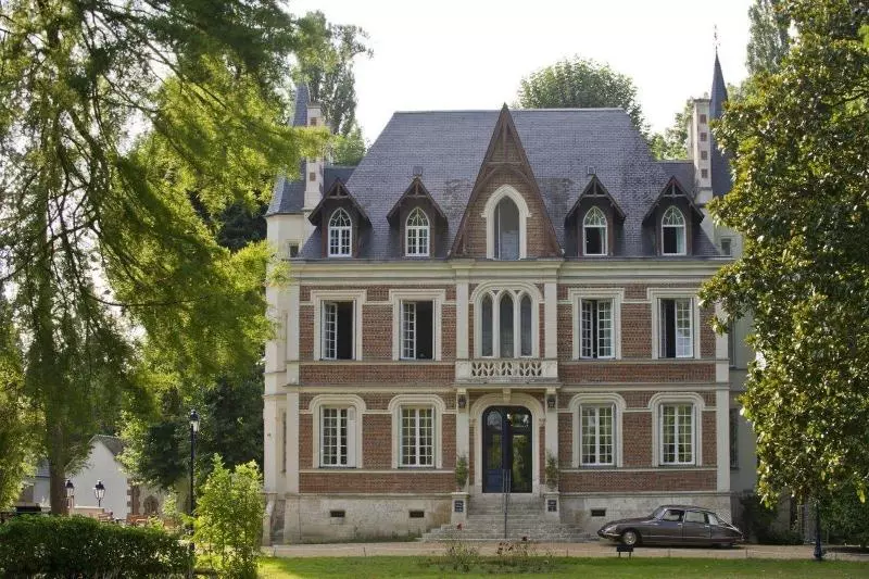هتل Manoir De Contres
