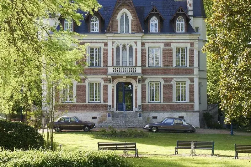 هتل Manoir De Contres