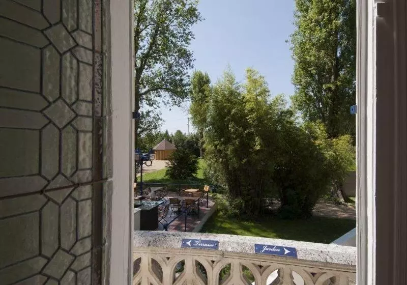 هتل Manoir De Contres