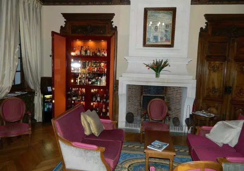 هتل Manoir De Contres