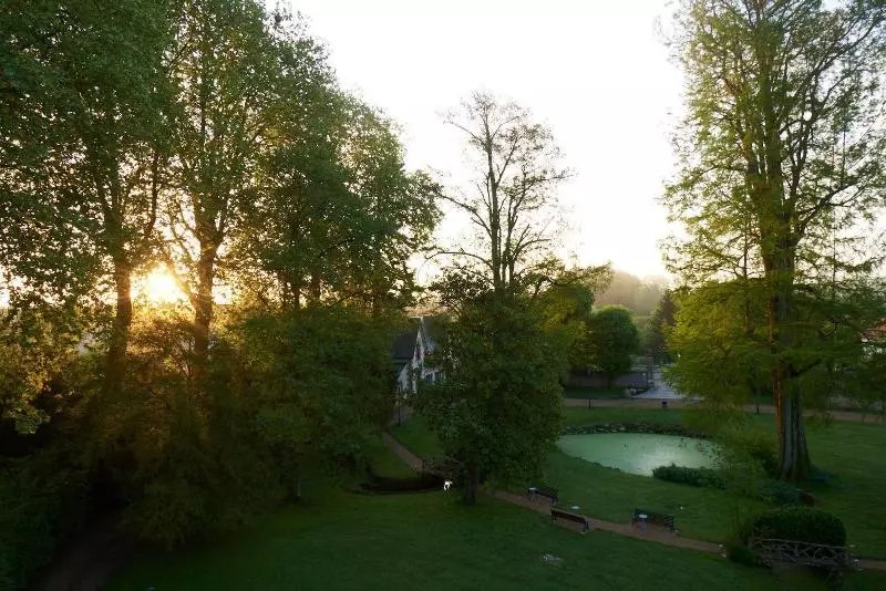 هتل Manoir De Contres