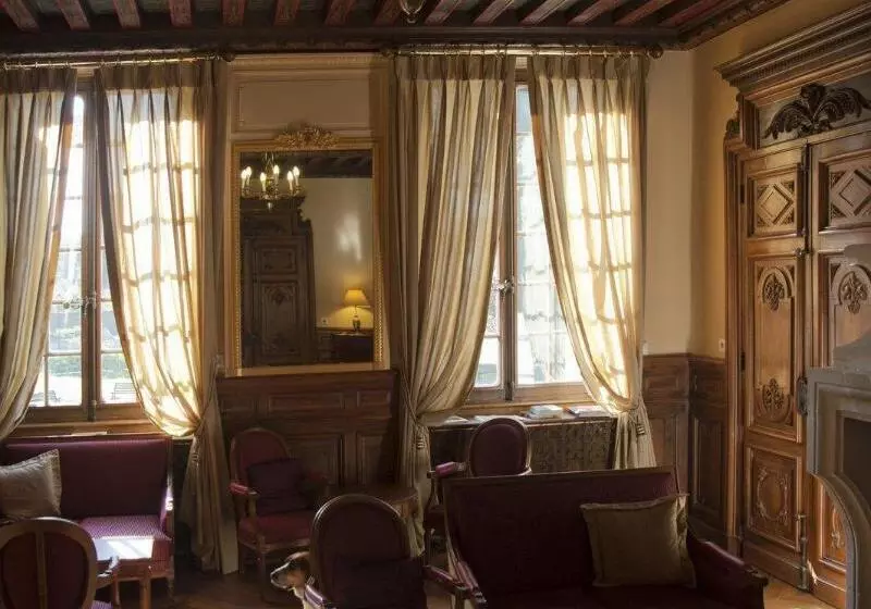 هتل Manoir De Contres