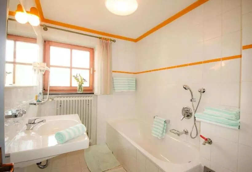 Hotelli Gasthof Zum Bach