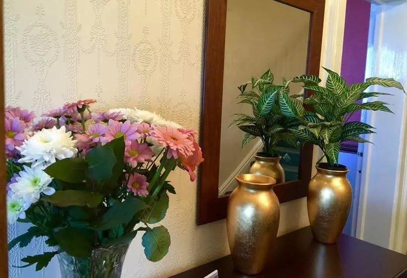 تختخواب و صبحانه Bromwell Court