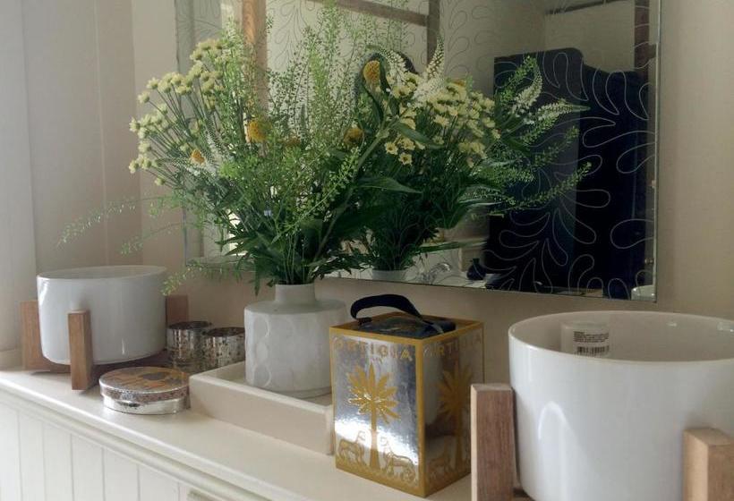 Bed and Breakfast Tinsmiths House