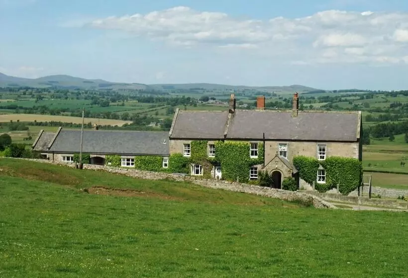 تختخواب و صبحانه Tosson Tower Farm