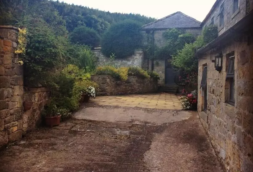تختخواب و صبحانه Tosson Tower Farm
