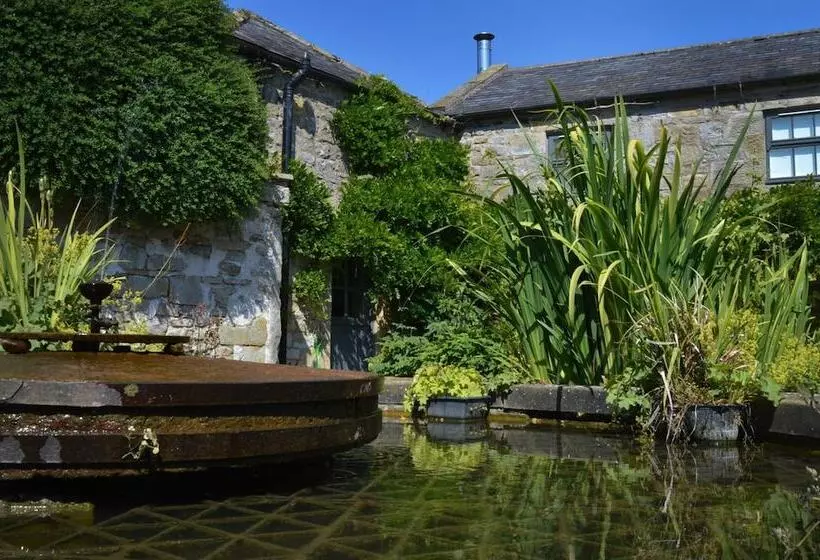 تختخواب و صبحانه Tosson Tower Farm