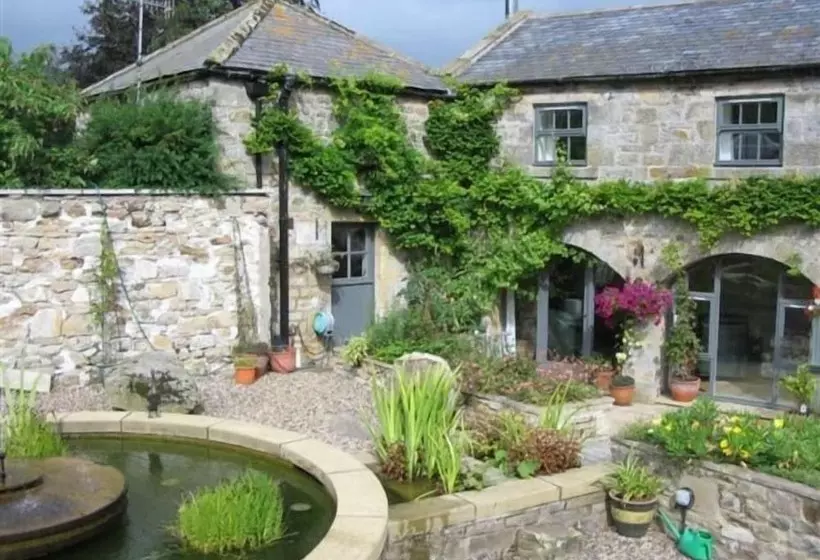 تختخواب و صبحانه Tosson Tower Farm