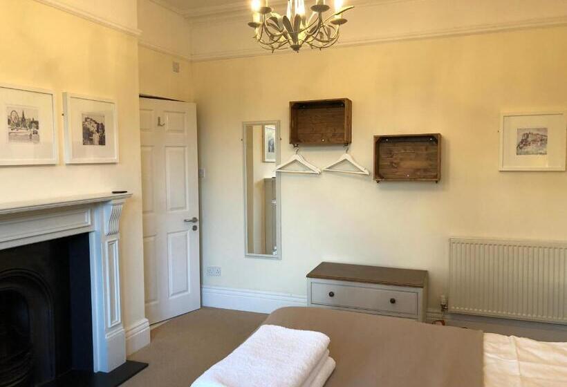 민박 The Hive At 52