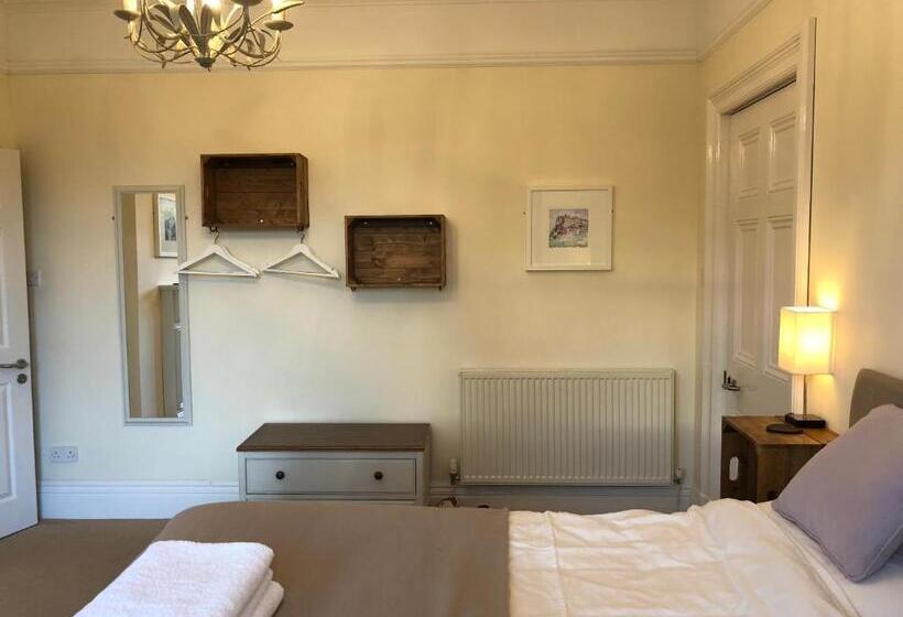 민박 The Hive At 52