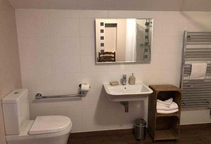 민박 The Hive At 52