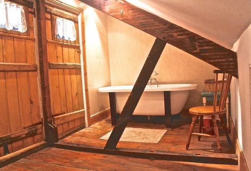 Clotworthy House Bed & Breakfast
