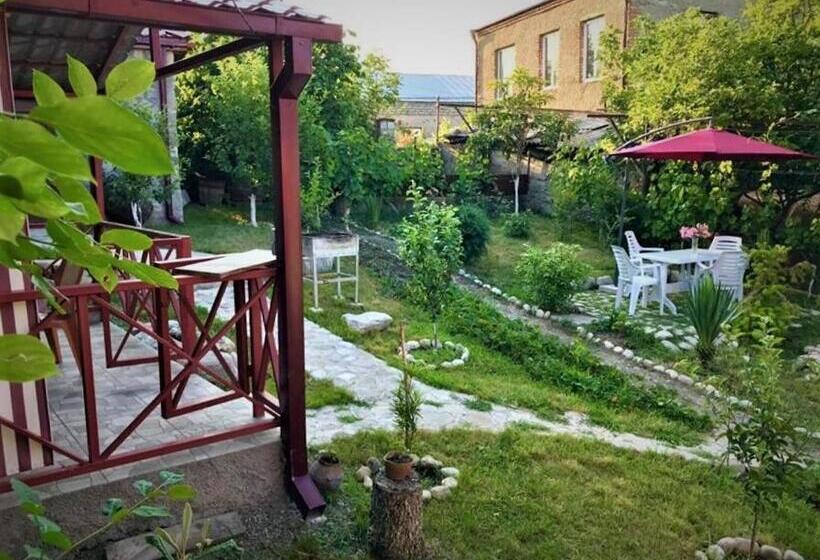 هاستل Guesthouse Lilia &wine Celler