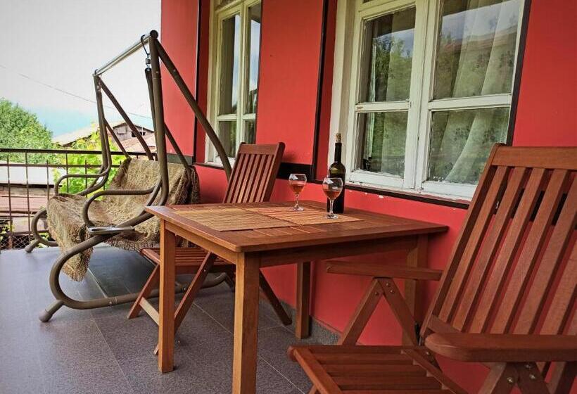 هاستل Guesthouse Lilia &wine Celler