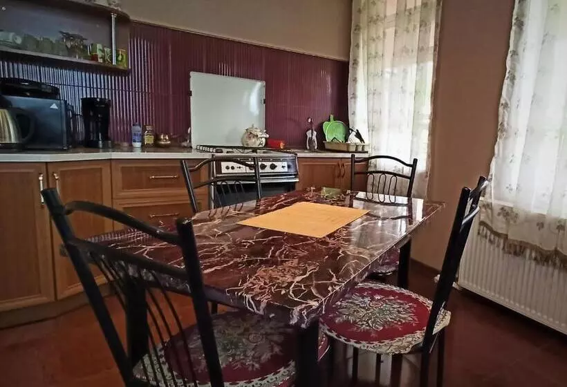 هاستل Guesthouse Lilia &wine Celler